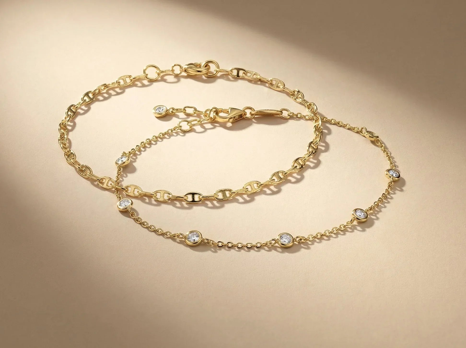 Goldenes Gliederarmband am Handgelenk getragen