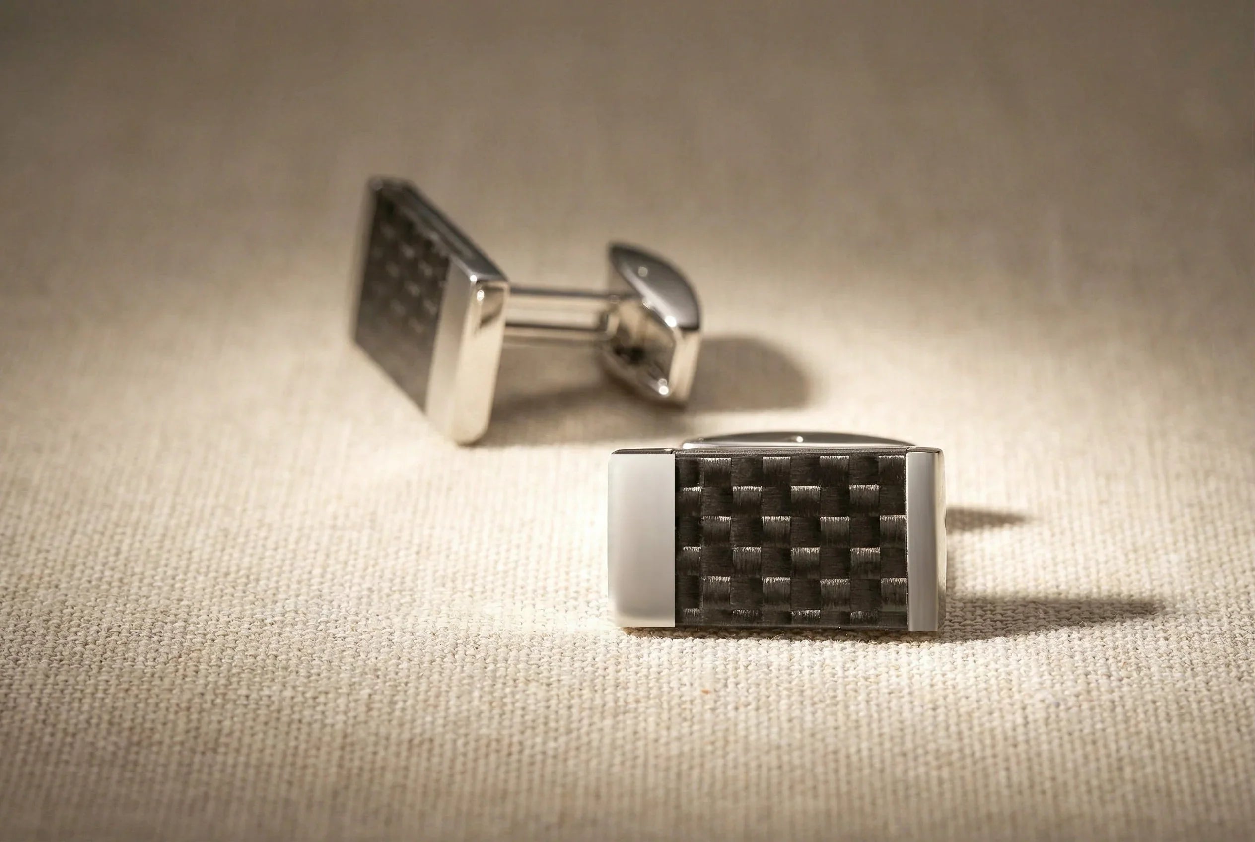 Manschettenknöpfe aus Edelstahl an weißem Herrenhemd, elegantes Herren-Accessoire