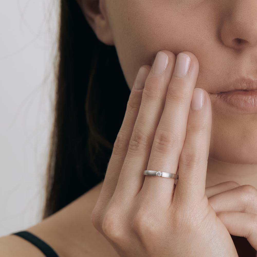 pierścionek zaręczynowy złoto białe 750/18 K Diament 0.06 ct, w-si